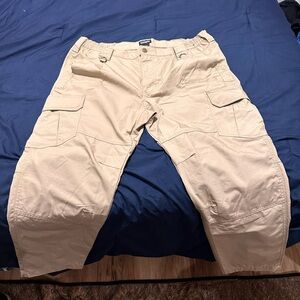 Men’s cargo pants brand new without tag 38-30